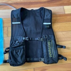 Nathan black hydration vest